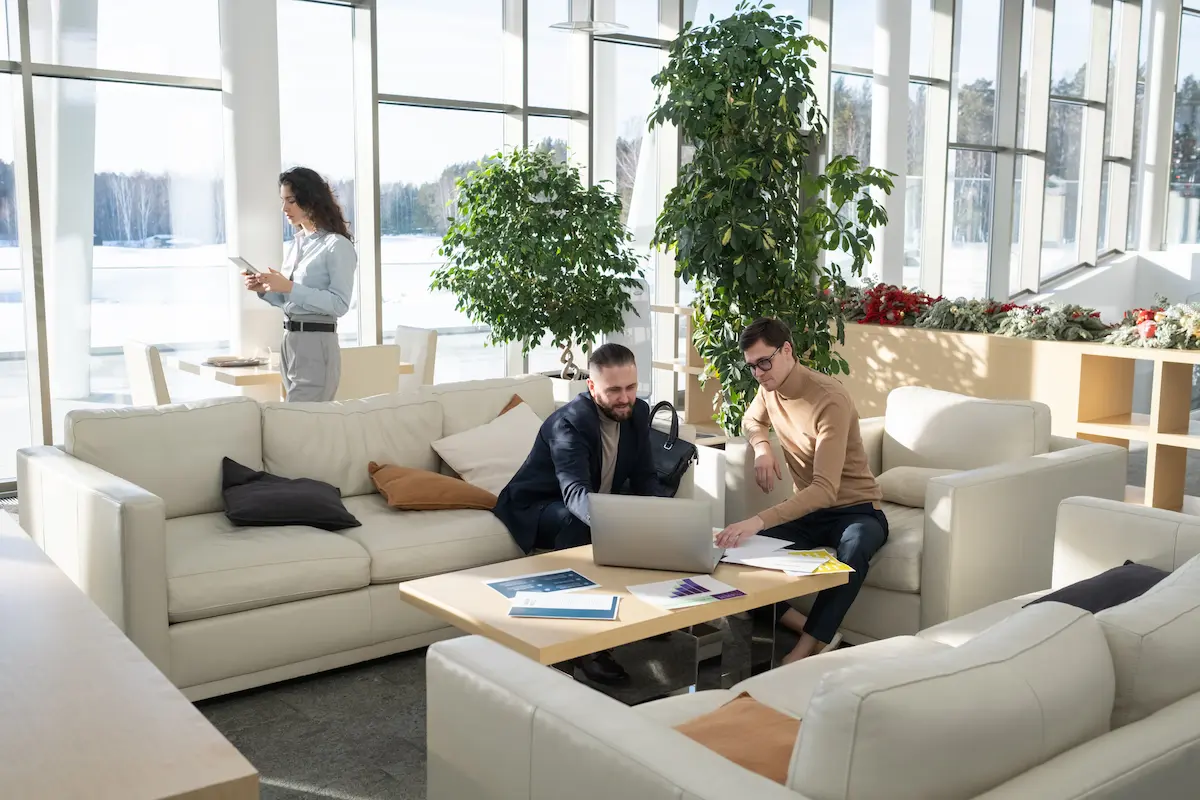 empresarios-en-sofa-comodo-de-oficina sofá de oficina cómodo