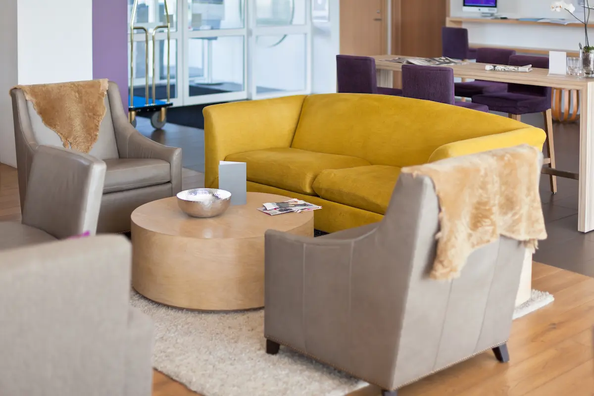 un-sofa-de-oficina-amarillo sofás para oficina