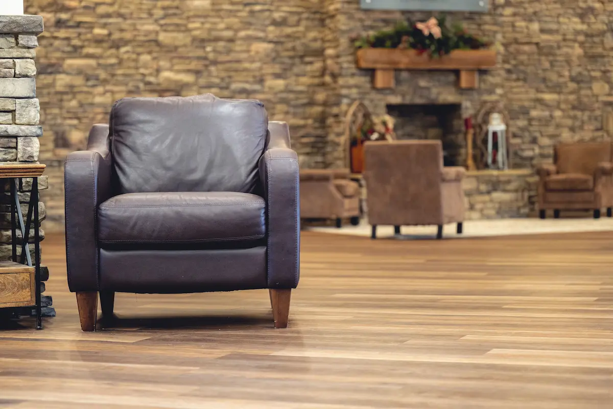 sillon-piel-en-salon sillon de piel en gris oscuro